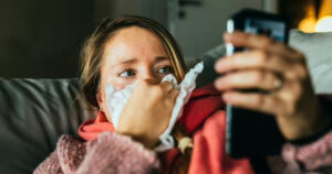 Mal di gola, tosse e febbre: è solo influenza o può essere Covid?