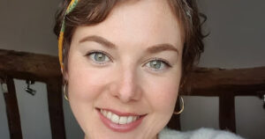 “Pensavo fosse solo la pressione dell’aereo”: così Abi ha scoperto un tumore al cervello