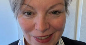 Scambia i sintomi per menopausa, ma scopre di avere due tumori al cervello