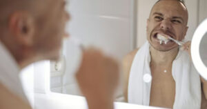 Stai lavando i denti nel momento sbagliato? L’errore che fanno in molti