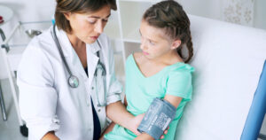 Hai controllato la pressione a tuo figlio? Ecco perché dovresti farlo