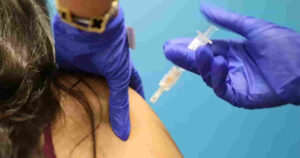 Miocardite nei giovani: i rischi da Covid superano quelli del vaccino Pfizer