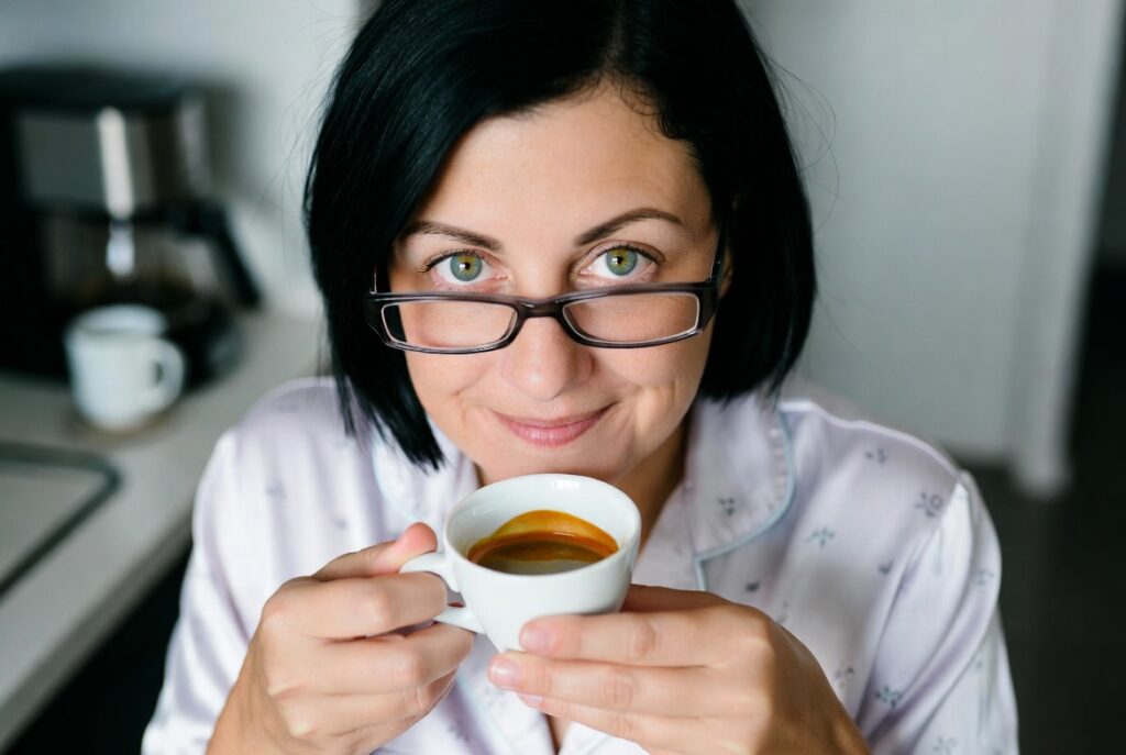 Donna con una tazza di caffè.