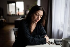 Demenza, tutto inizia molto prima di quanto pensi: i 6 segnali