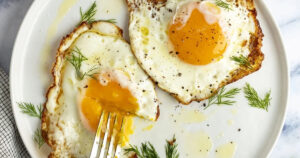 Uova fritte senza olio: come farle con l’acqua