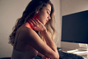 Addio dolore cervicale: il movimento di 30 secondi da fare alla scrivania