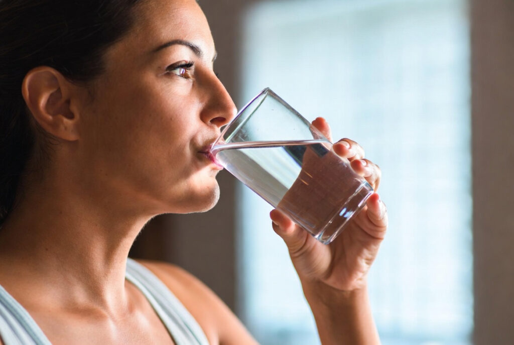 Donna che beve acqua 