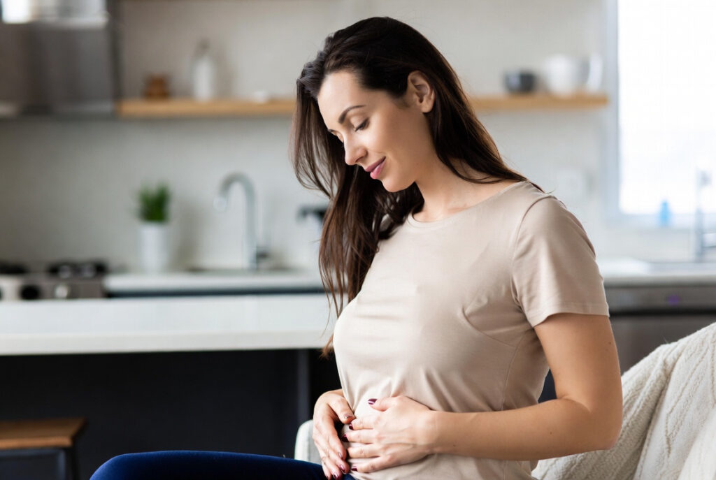 Donna che si tocca lo stomaco.