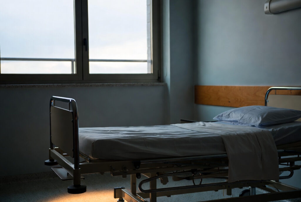 Letto d'ospedale vuoto.