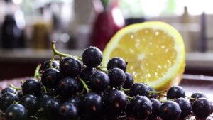 Non è il limone: questo frutto “dimenticato” ha 10 volte più Vitamina C e protegge il cuore