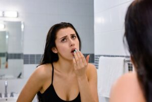 Sapore metallico in bocca: perché succede e cosa fare