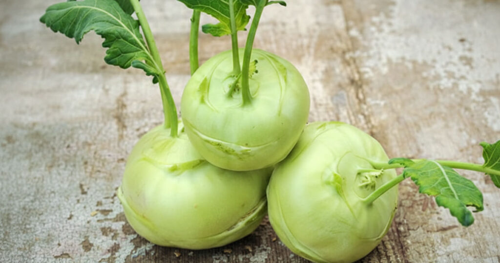 Il cavolo rapa che molti ignorano: dentro c’è più vitamina C di quanto pensi