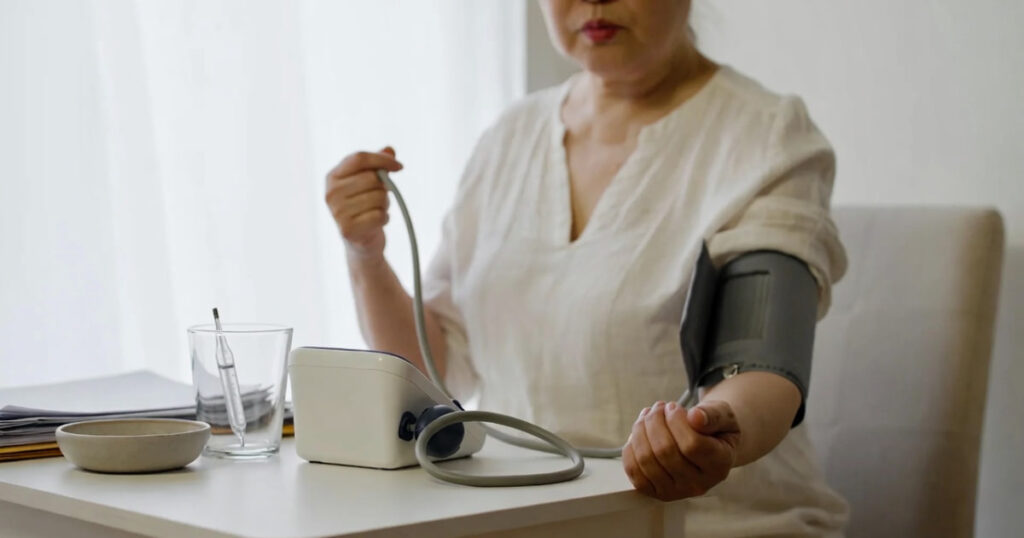 
Donna che misura la pressione 