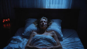 Ti svegli sempre tra le 2 e le 3 di notte? Il medico spiega cosa succede al cortisolo e cosa fare