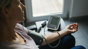 Pressione alta dopo i 50: i 5 segnali che molti ignorano