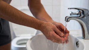 Molti uomini non lo fanno dopo aver urinato: i medici spiegano perché è un errore