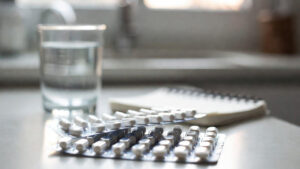 Sovradosaggio da farmaci: 6 sintomi da riconoscere subito e cosa fare