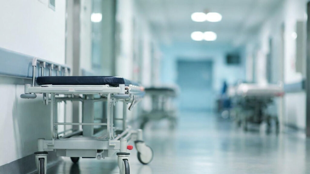 Cade dalla barella durante un ricovero e muore: chiesto un maxi risarcimento