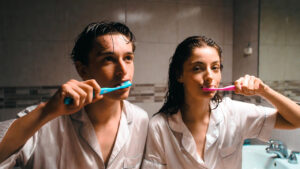 Usare lo spazzolino di un altro è sicuro? Cosa dicono gli esperti