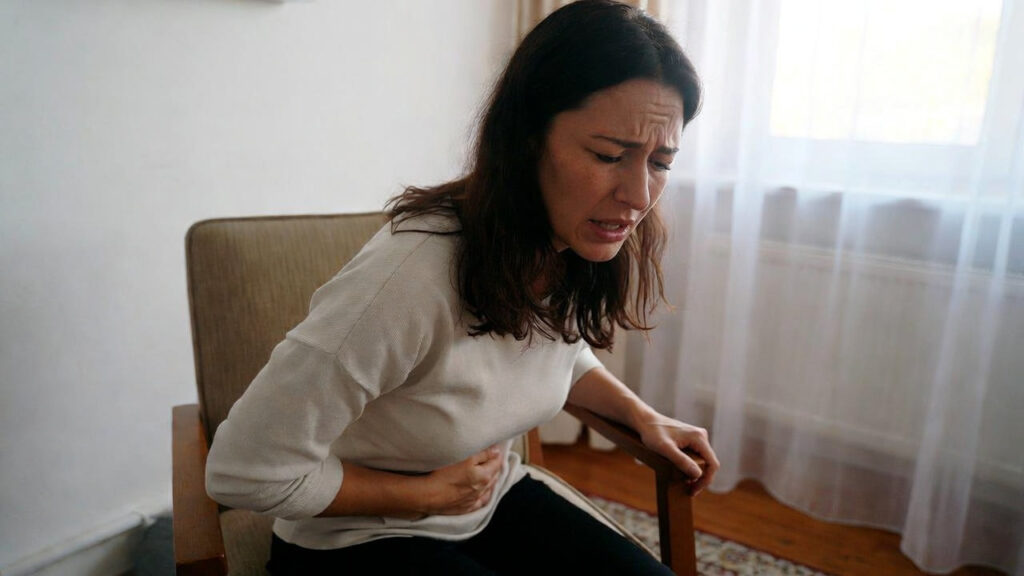 Dolore addominale: quando è pericoloso e i segnali da non ignorare