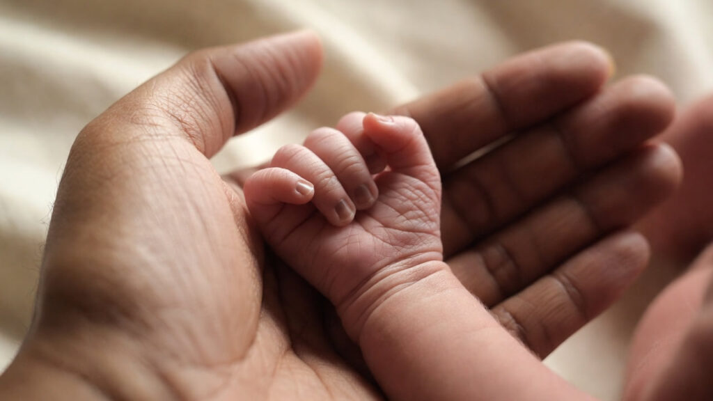 Sindrome del bambino scosso: 7 segnali che i genitori ignorano (e perché 1 caso su 4 finisce in tragedia)