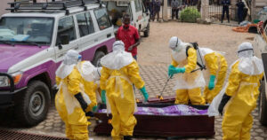 Ebola: 10 Paesi africani a rischio, 900 casi in Congo. Gli esperti italiani spiegano cosa rischia davvero l’Europa