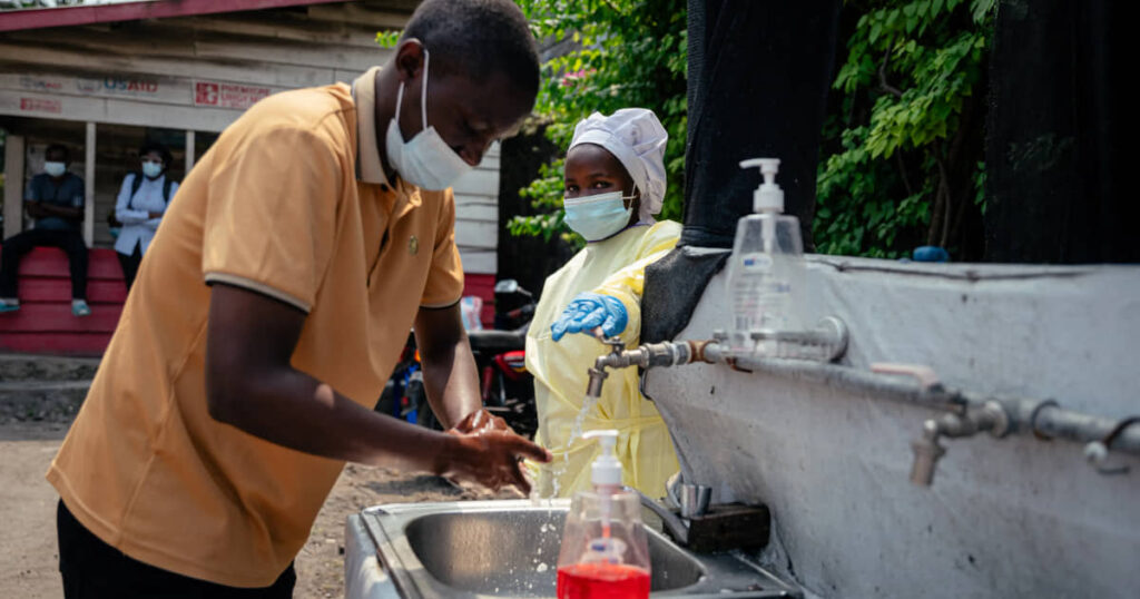 Ebola in Congo: in 48 ore i morti sono passati da 80 a 131. Un medico americano è già in cura in Germania