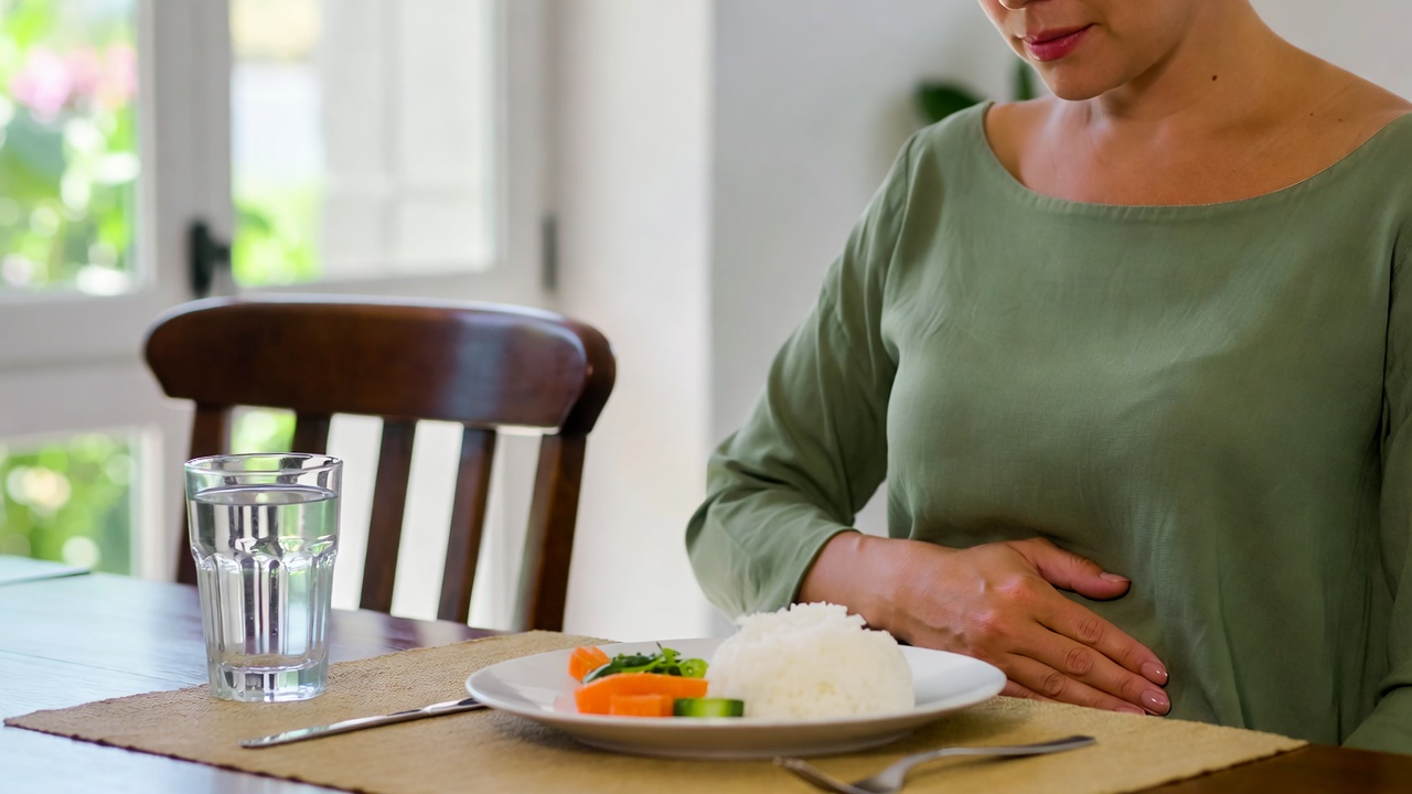 Donna con bruciore di stomaco davanti a un pasto semplice e acqua naturale