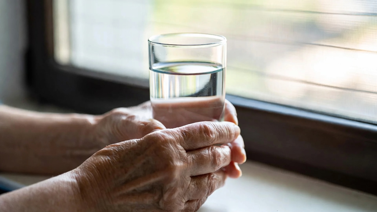 Anziano si idrata al riparo dal caldo, tema prevenzione delle ondate di calore