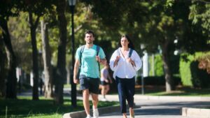 Camminare ogni giorno, 30 minuti possono bastare: come raggiungere il proprio obiettivo