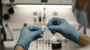 Melanoma, il primo vaccino a mRNA che supera la fase 3