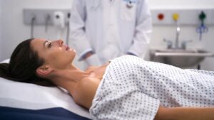 Menopausa precoce prima dei 40 anni: cause, sintomi e rischi nel tempo
