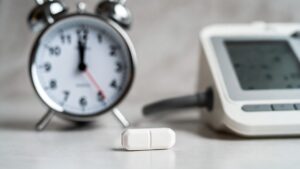 Pressione, la pastiglia al mattino o la sera? Cosa dicono gli studi e perché decide il medico
