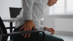 Dolore che scende lungo la gamba: come capire se è una vera ernia o la sindrome del piriforme