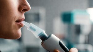 Basta un soffio? Il test del respiro per i tumori: cosa può fare oggi e cosa no