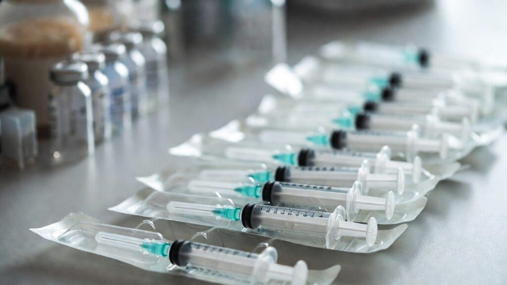 I vaccini dell’anno scorso non si possono più usare: ecco cosa cambia nelle dosi di questa stagione