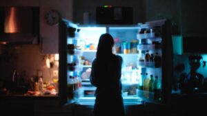 Fame nervosa serale: perché alle 22.30 apri il frigo anche se hai cenato e come fermarla