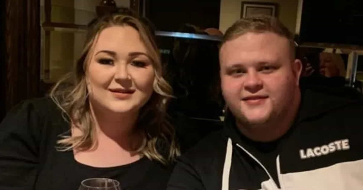 Sophie e Edward Wilson: giovane donna bionda e uomo con felpa Lacoste, sorridenti a mezzobusto