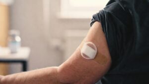 Vaccino anti-Covid 2026-2027: chi può farlo gratis, quando e cosa sapere sul nuovo Comirnaty XFG
